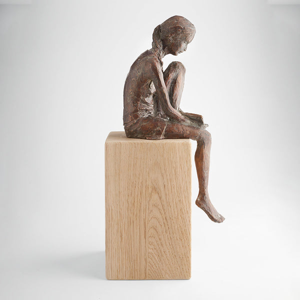 Valerie Otte: "Lesende", Bronze, mit Eichensockel