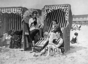 Elisabeth Pinagreff, Agnes Esterhazy und Hanna Weiss im Strandkorb - Bild 1