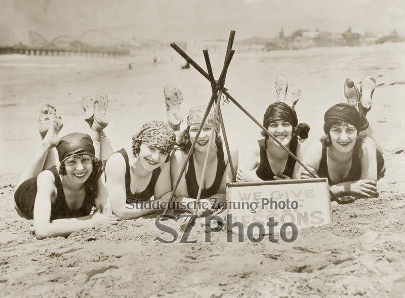 Frauen an einem Strand in Kalifornien - Bild 1